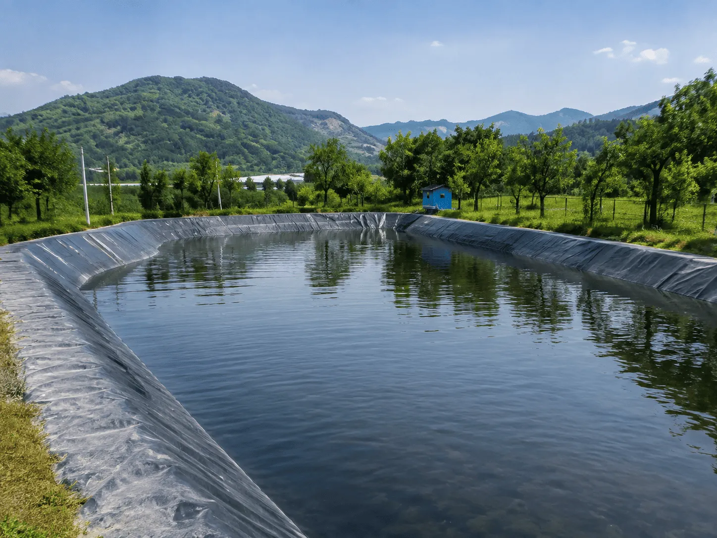 Lined water storage pond for agriculture and aquaculture