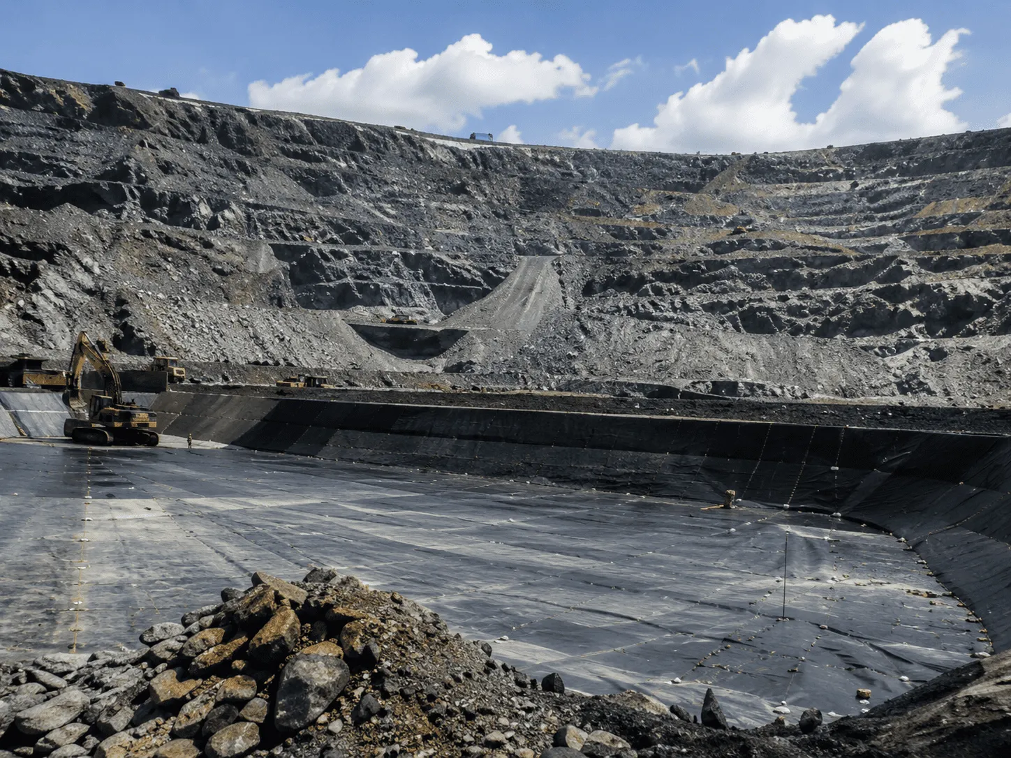 Geosynthetic containment and drainage system for mining engineering