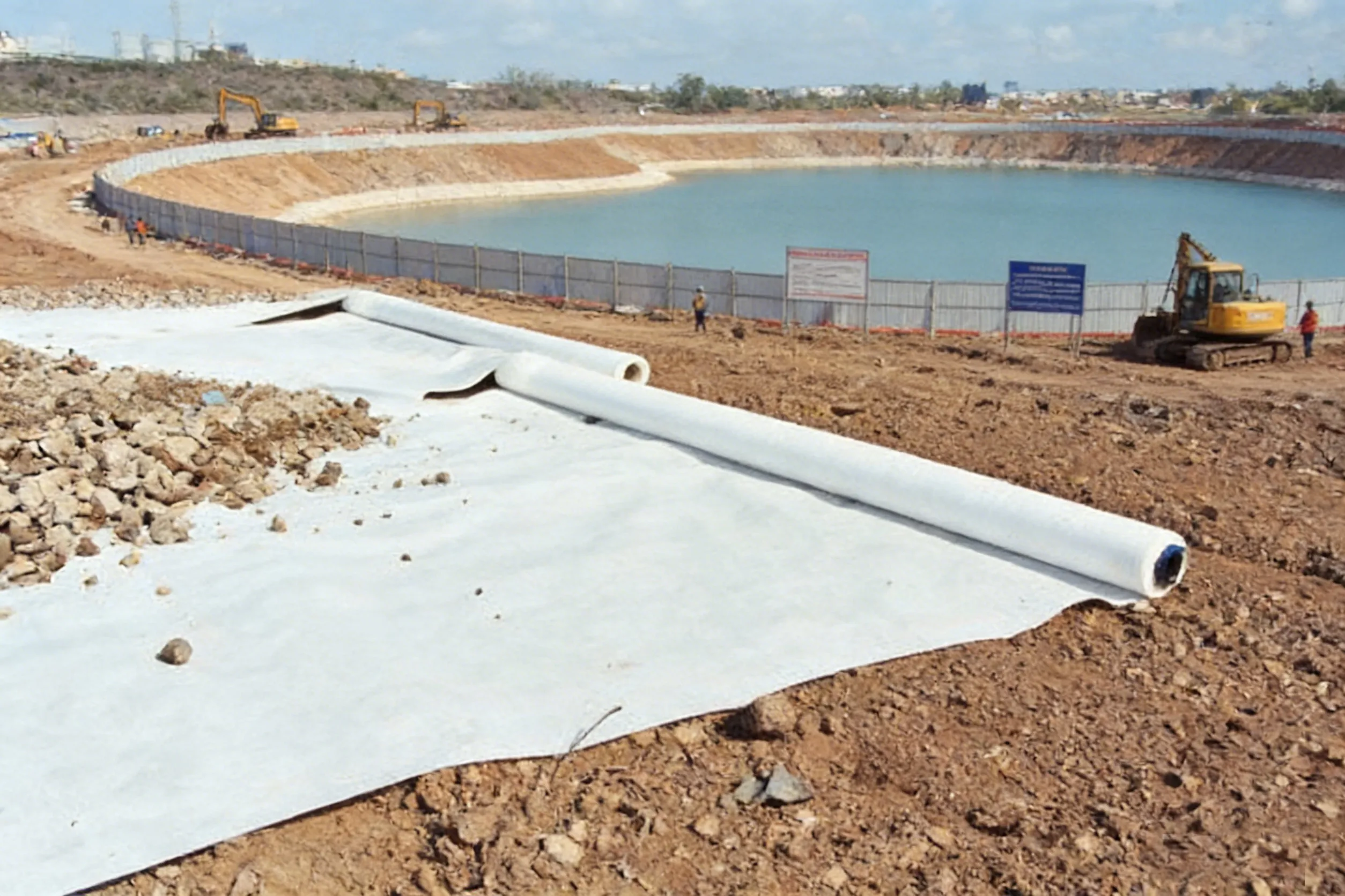 White polypropylene nonwoven geotextile fabric for civil engineering applications