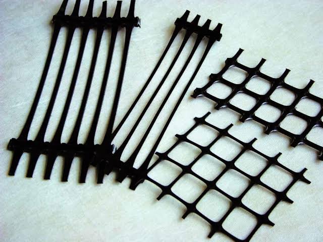 Roll of uniaxially stretched polypropylene geogrid